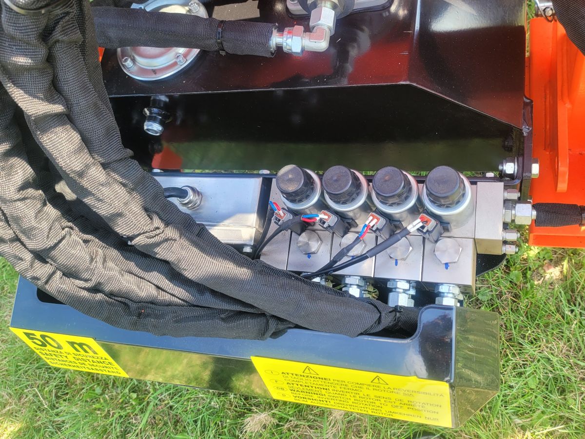 Hydraulický rozvaděč traktorvého křovinořezu