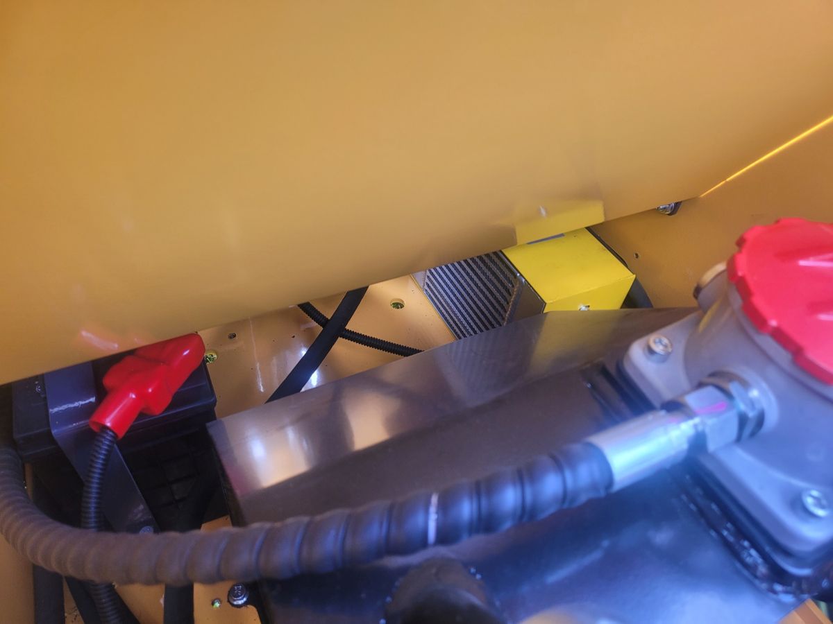 Chladič hydraulického oleje pro smykové nakladače kolové a pásové
