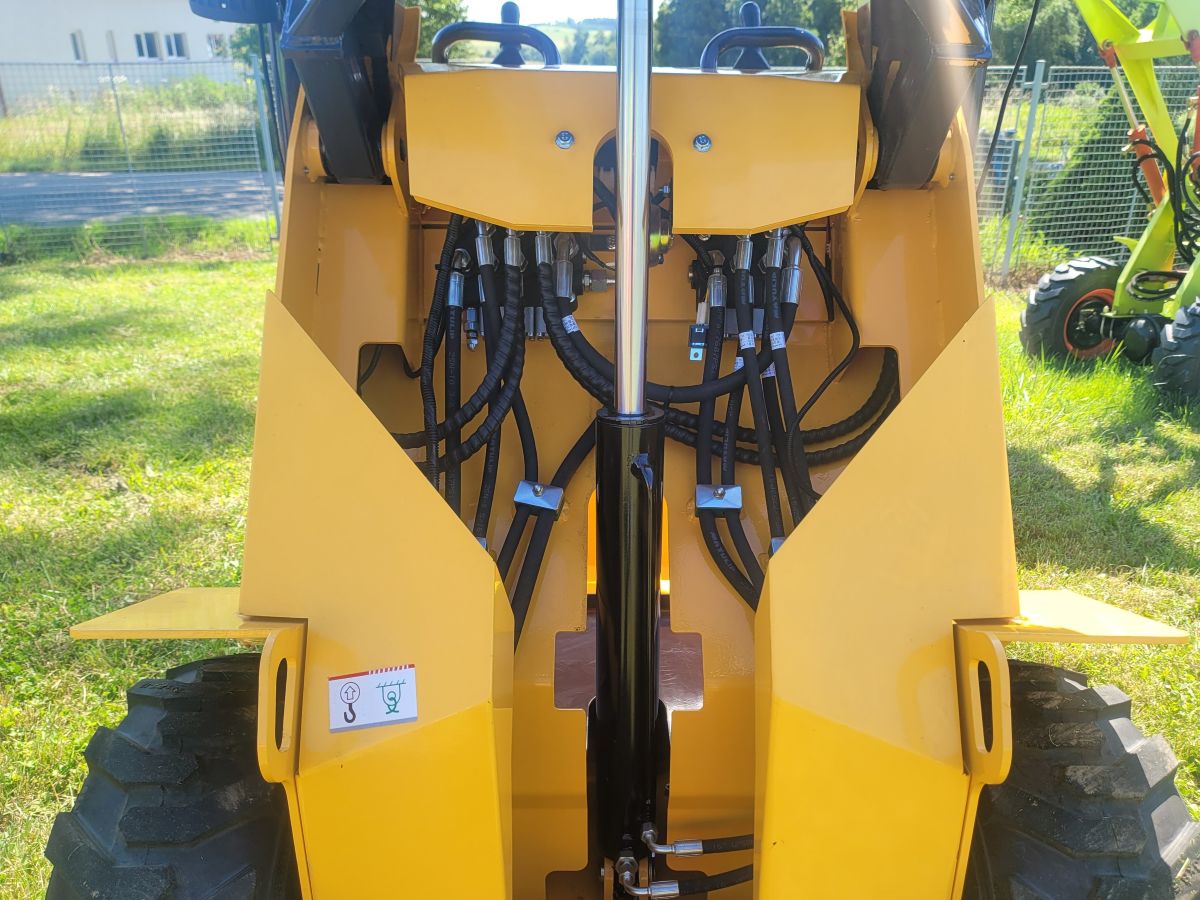 Hydraulický rozvaděč pro smykové nakladače