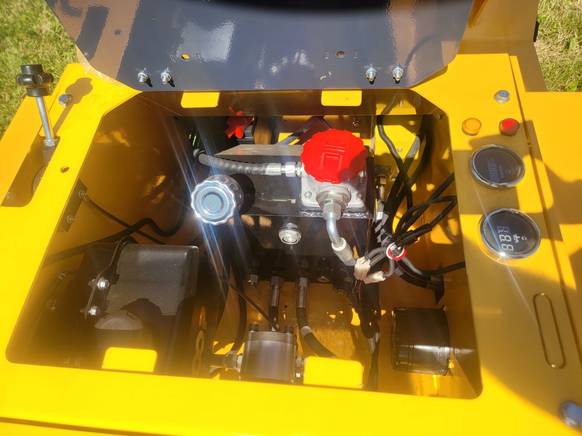 Nádrž hydraulického oleje smykového nakladače