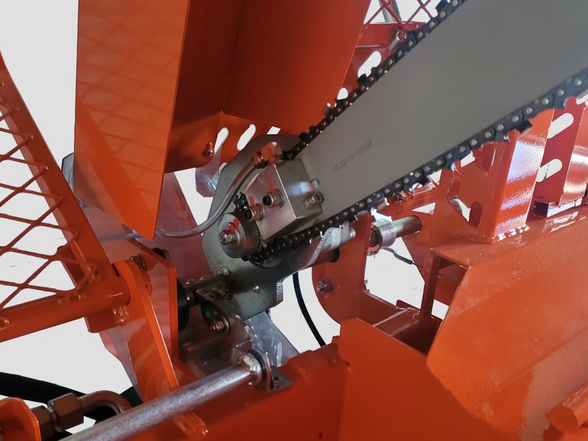 Mazání řezacího řetězu lišty štípacího poloautomatu Mazání řetězu motorové pily