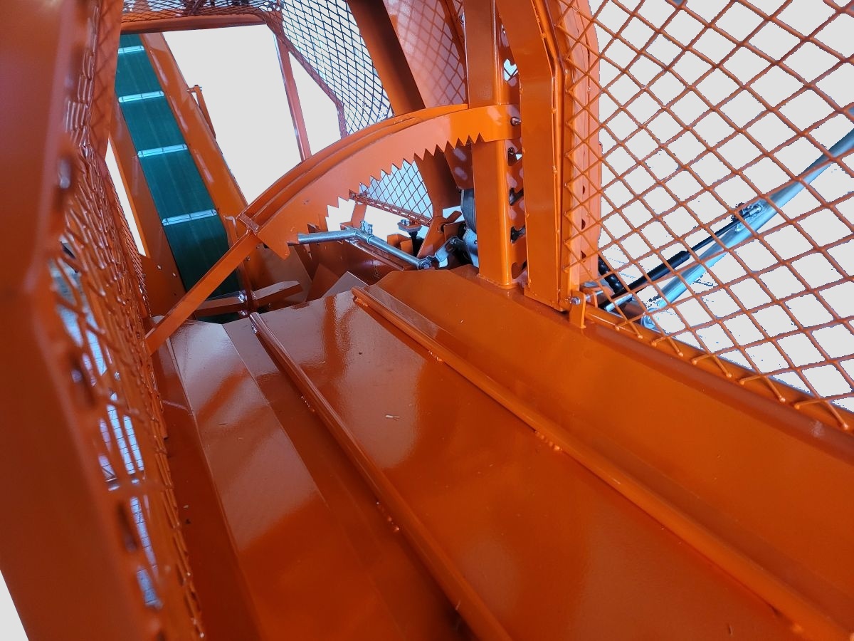 Obsluha štípacího poloautomatu