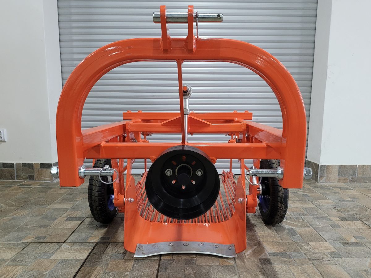 Slizeň brambor a cibule malotraktorem Vyorávání brambor a cibule